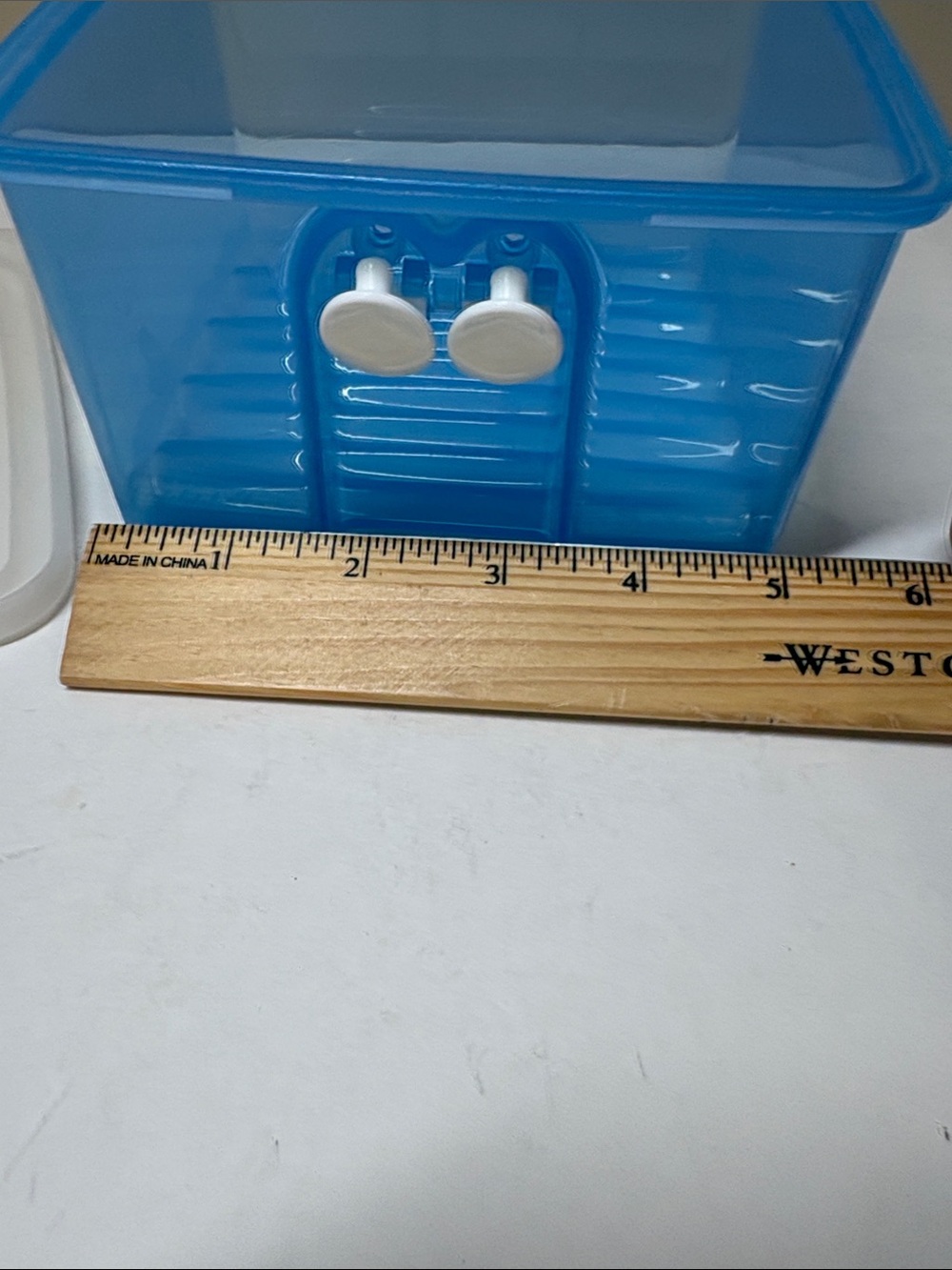 Tupperware Wave-Pattern FridgeSmart Vented Container with Lid - Picture 10 of 12